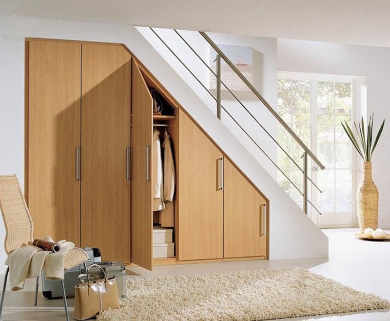 Cách trang trí tủ quần áo ở gầm cầu thang