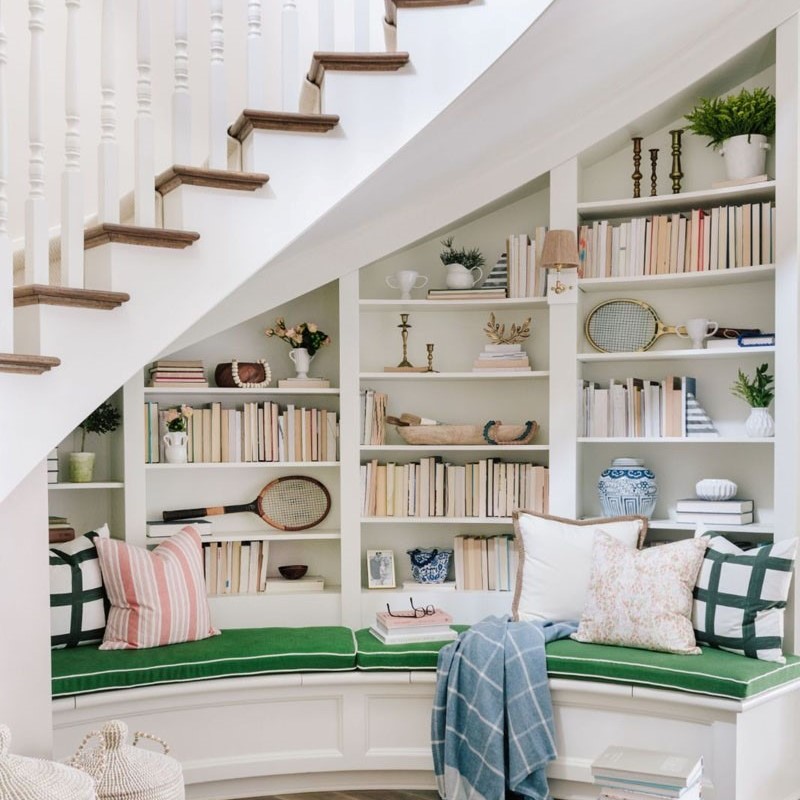 Kệ sách trang trí góc dưới chân cầu thang