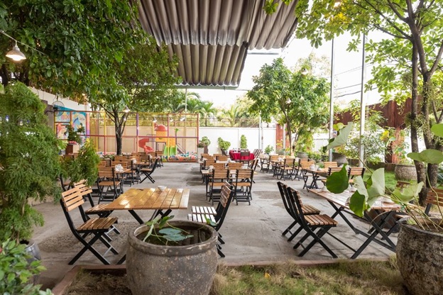Mở nhà hàng sân vườn là cơ hội để bạn kinh doanh trong không gian thông thoáng và tạo nên phong cách riêng cho thương hiệu của mình. Với nhà hàng sân vườn, khách hàng sẽ cảm thấy thư giãn và tận hưởng thực phẩm trong không gian xanh mát, tạo nên trải nghiệm ấn tượng.