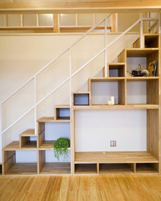 thiet-cau-thang-ket-hop-ke-tivi