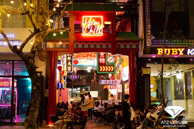 Quán cafe phong cách Hongkong: Một quán cafe đúng với phong cách HongKong đang chờ đón bạn đến thưởng thức trà sữa và đặc sản đường phố ngon miễn chê. Với thiết kế cổ điển, pha trộn văn hóa đương đại, quán cafe sẽ mang đến cho bạn một trải nghiệm đáng nhớ và đầy ấn tượng. Hãy đến đây để cảm nhận những tinh hoa của một đất nước đa sắc màu, cùng một ly trà sữa thơm ngon.