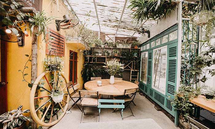 thiet-ke-cafe-san-vuon-phong cách vintage