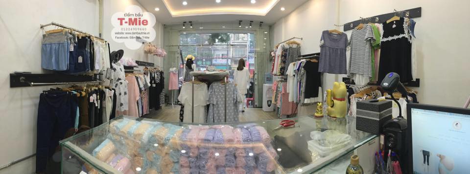 Mẫu thiết kế cửa hàng quần áo bà bầu sử dụng màu trắng nhẹ nhàng