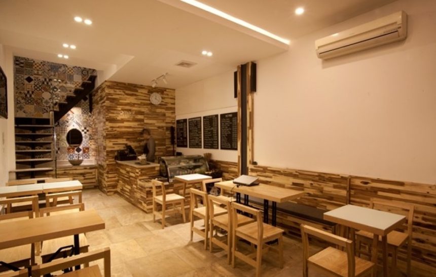 Ưu tiên sử dụng nội thất tối giản có kích thước phù hợp với quán cafe nhỏ