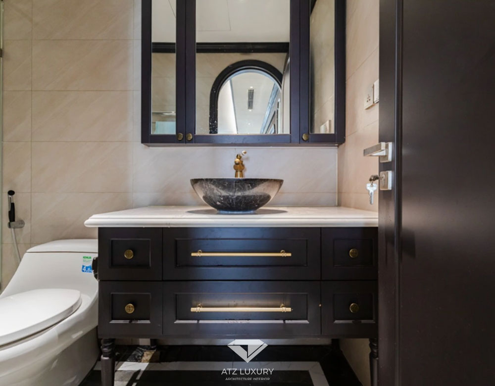 Phòng WC trong mẫu thiết kế nội thất chung cư 100m2 phong cách đông dương được thiết kế sang trọng, đầy đủ tiện nghi với bồn cầu, lavabo, tủ để đồ, gương soi,…