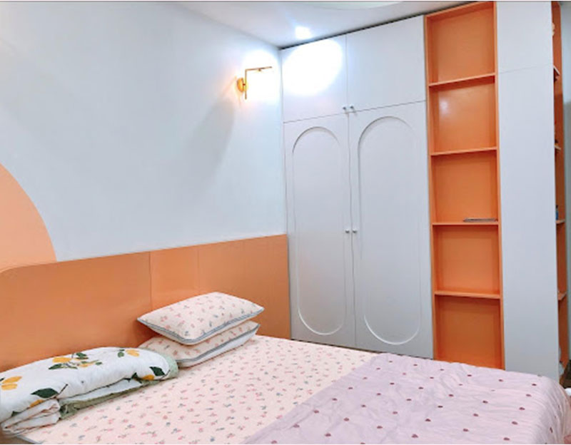 Phòng ngủ thứ 2 của mẫu thiết kế nội thất căn hộ chung cư 90m2 này là dành cho các bé. Căn phòng ngủ được trang trí chủ yếu với những gam màu mát mắt, nhẹ nhàng như màu cam, hồng nhạt và trắng