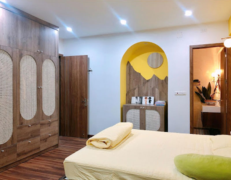 Trong phòng ngủ chính, toàn bộ đồ nội thất được làm bằng gỗ mang hơi hướng Indochine Style kết hợp với phong cách hiện đại, sang trọng