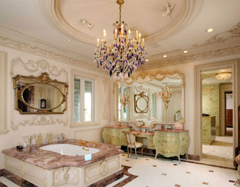 Trang trí trần nhà phòng tắm đẹp rất được chú trọng trong phong các phong cách cổ điển, kiểu Pháp