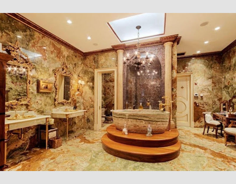 Mẫu 2: Mẫu phòng tắm biệt thự cổ điển với tường và sàn đá có hoa văn chế tác tinh xảo, đậm chất hoàng gia