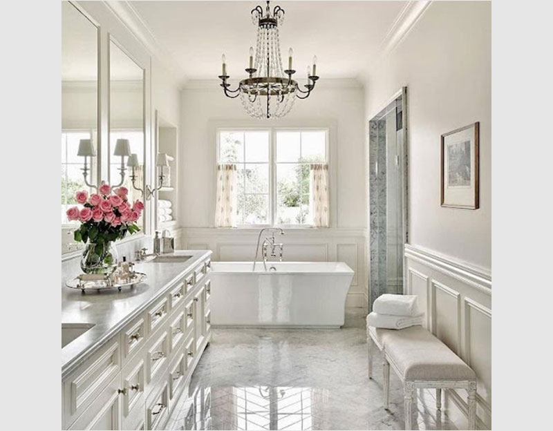 Mẫu 1: Phòng tắm cho biệt thự phong cách tân cổ điển với màu trắng chủ đạo, sang trọng, tinh tế