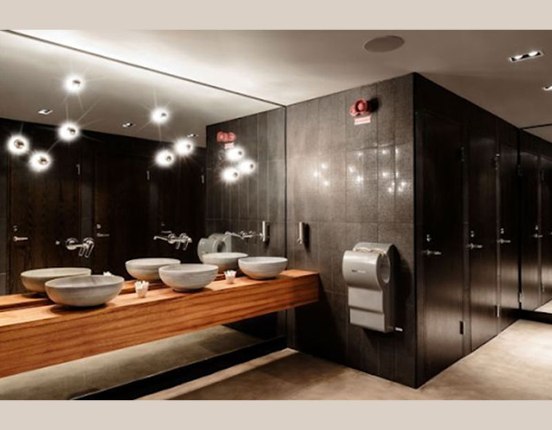 Không gian nhà vệ sinh trong nhà hàng nên được tối ưu công năng sử dụng, tránh trường hợp khách phải chờ đợi. 