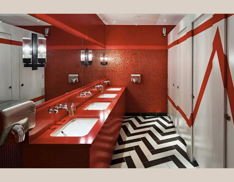 Mẫu nhà vệ sinh màu sắc nổi bật, thích hợp cho các nhà hàng hướng đến tệp giới trẻ.