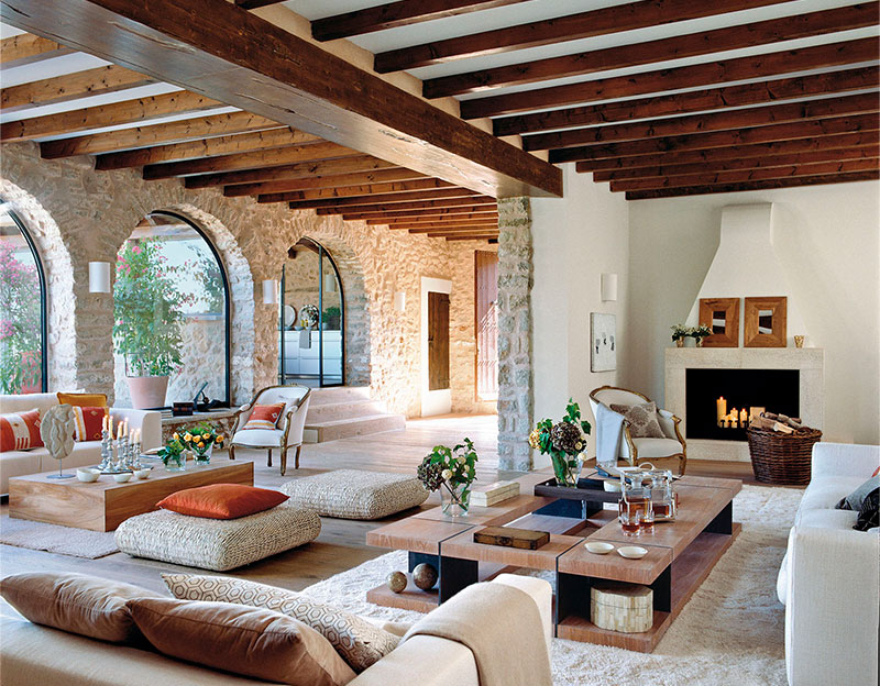 Trang trí trần nhà với những dầm gỗ lộ ra bên ngoài, trang trí tường với đá tự nhiên kết hợp với cửa sổ lớn,… sẽ tạo nên một không gian đậm vị Địa Trung Hải