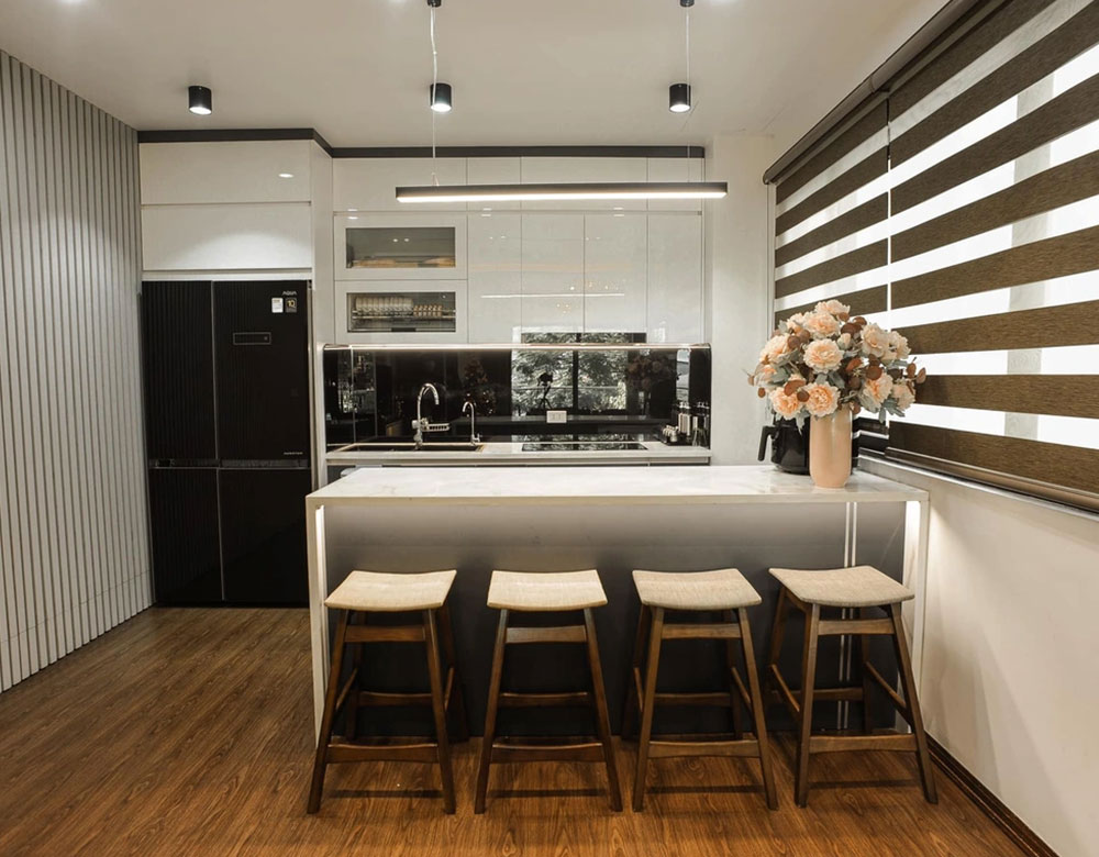 Phòng bếp căn hộ 100m2 2 phòng ngủ được thiết kế với không gian thoáng với cửa sổ bằng kính rộng Phòng bếp căn hộ 100m2 2 phòng ngủ được thiết kế với không gian thoáng với cửa sổ bằng kính rộng