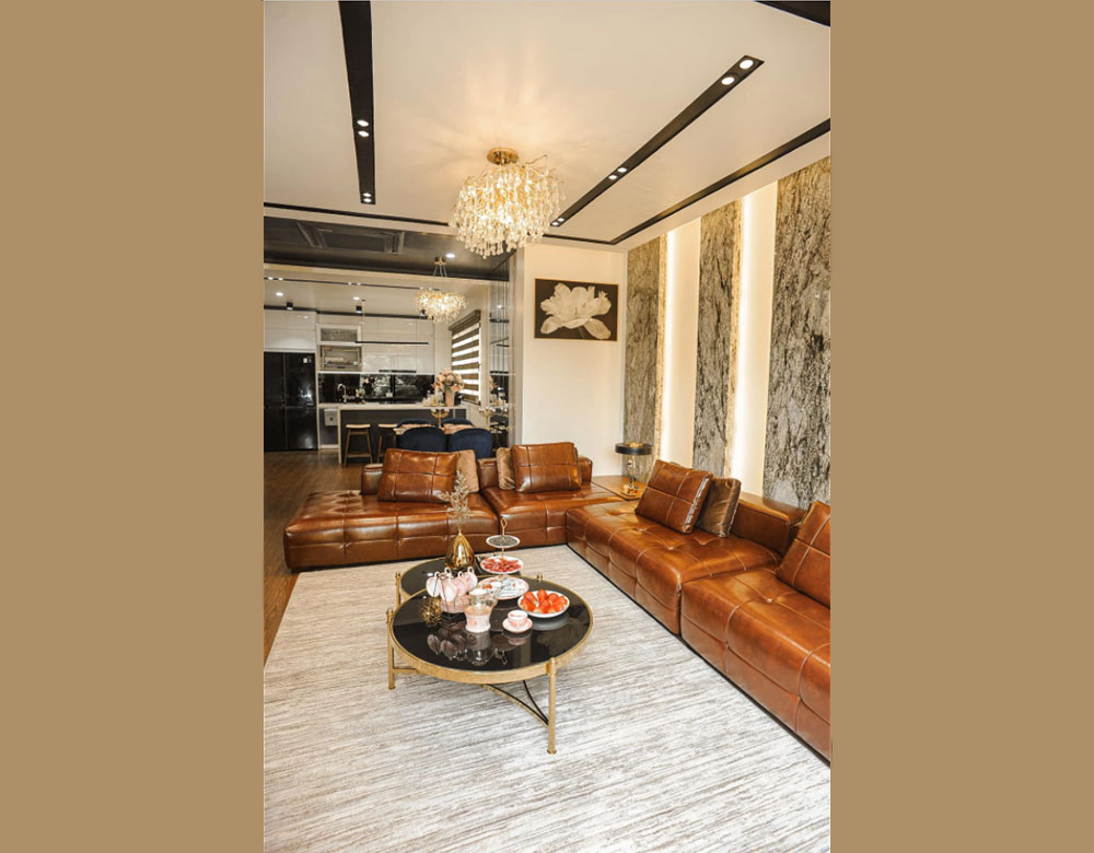 Bộ ghế sofa được đặt giữa căn phòng khách của mẫu thiết kế căn hộ 100m2 2 phòng ngủ 
