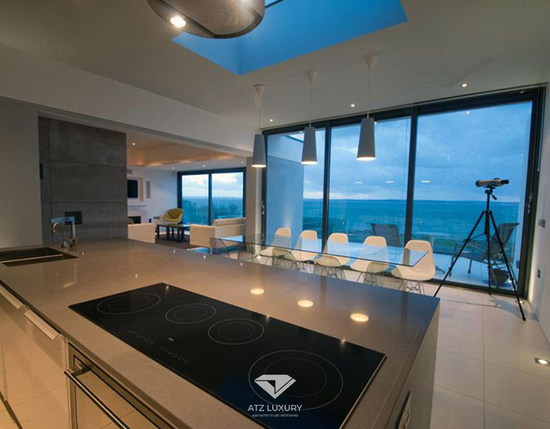 Căn bếp được thiết kế hướng ra biển tận dụng trọn vẹn ưu thế của căn biệt thự nghỉ dưỡng này
