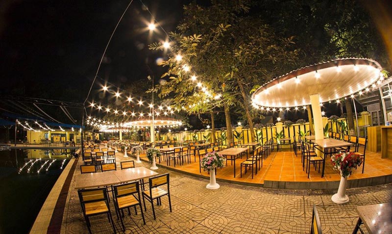 2 decor quan ca phe bang anh den trang tri