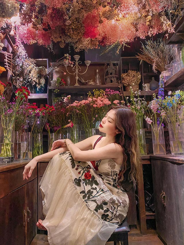 decor quan cafe bang hoa trang tri