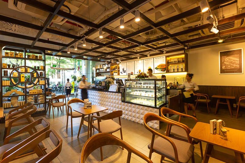 Phong cách thiết kế quán cafe trung nguyên nhượng quyền thương hiệu sử dụng chất liệu gỗ mộc mạc chủ đạo nhằm hướng tới vẻ đẹp bình dị, gần gũi và đơn giản.