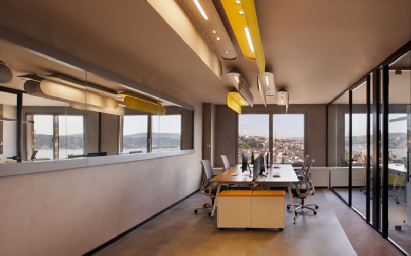 Gam màu sắc chủ đạo được sử dụng cho mẫu văn phòng Perdigital.com – Istanbul mà màu vàng, màu xám.