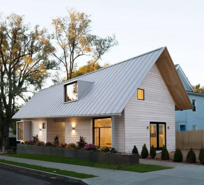 Thiết kế nhà cấp 4 5m ngang, gia chủ đã sử dụng tôn cách nhiệt thay vì tôn thông thường, vừa đem lại tính thẩm mỹ cao cho ngôi nhà, vừa giúp chống nóng trong những ngày hè khắc nghiệt