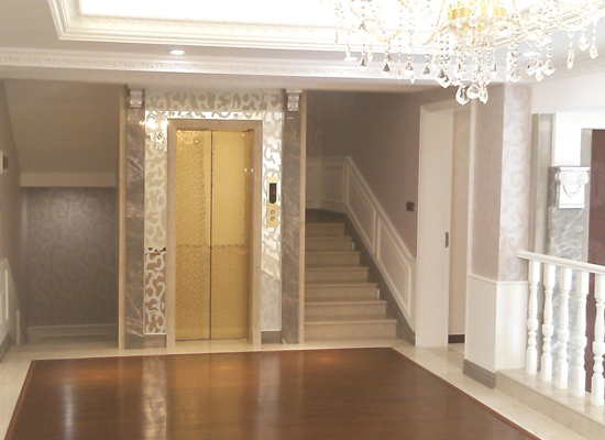 Thiết kế thang máy phù hợp với diện tích ngôi nhà sẽ đem lại sự hài hòa, cân đối