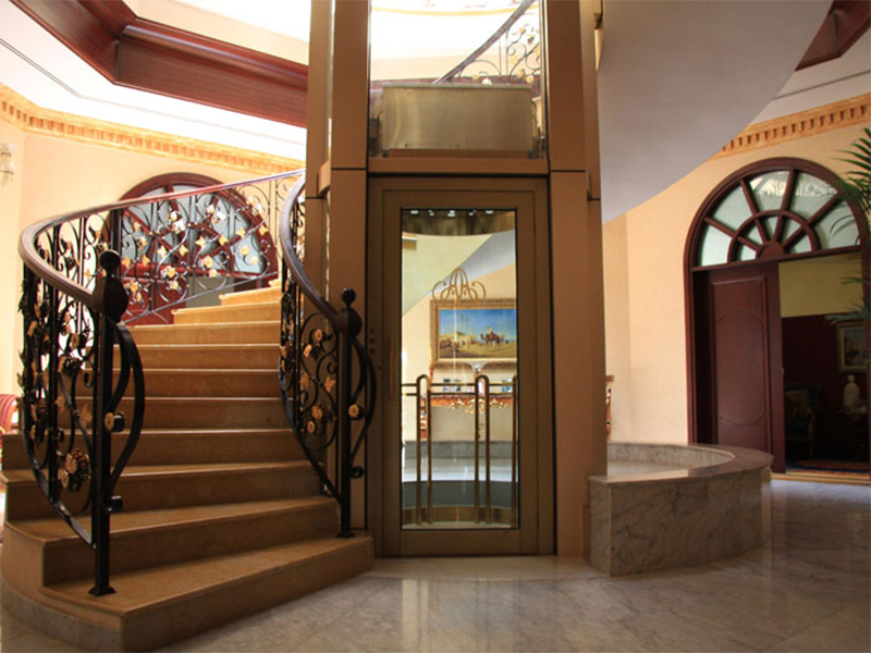 Thiết kế thang máy nằm giữa cầu thang bộ tạo cảm giác mềm mại, uyển chuyển, gây "thương nhớ" cho người xem