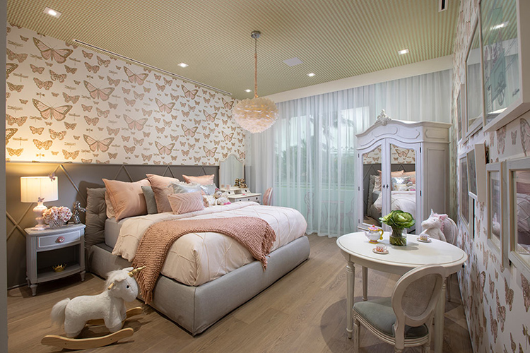 Mẫu thiết kế phòng ngủ bé gái 20m2 có suử dụng giấy dán tường trang trí 