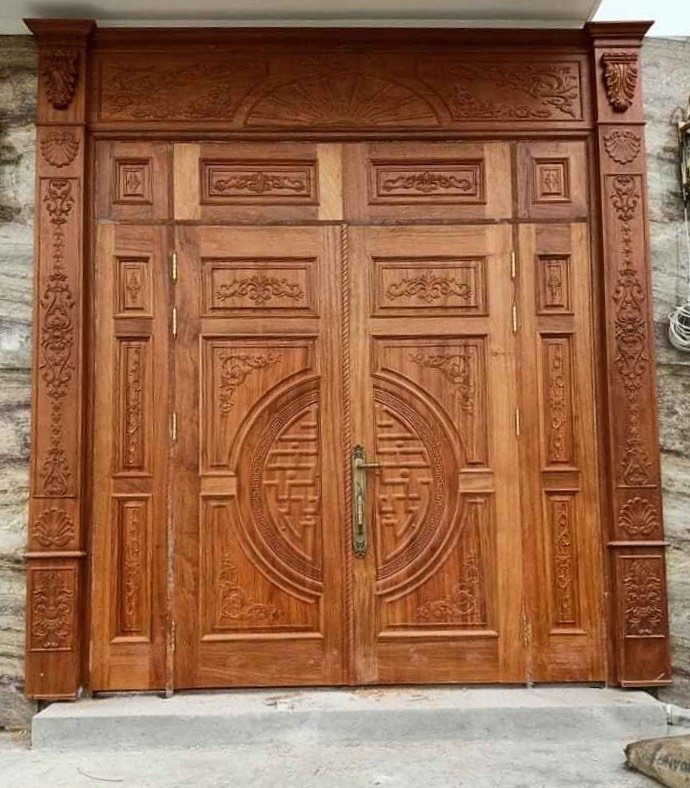 Mẫu cửa gỗ 4 cánh tân cổ điển cho cửa chính biệt thự