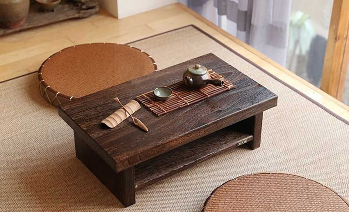 bàn trà thấp trong phòng khách kiểu Nhật